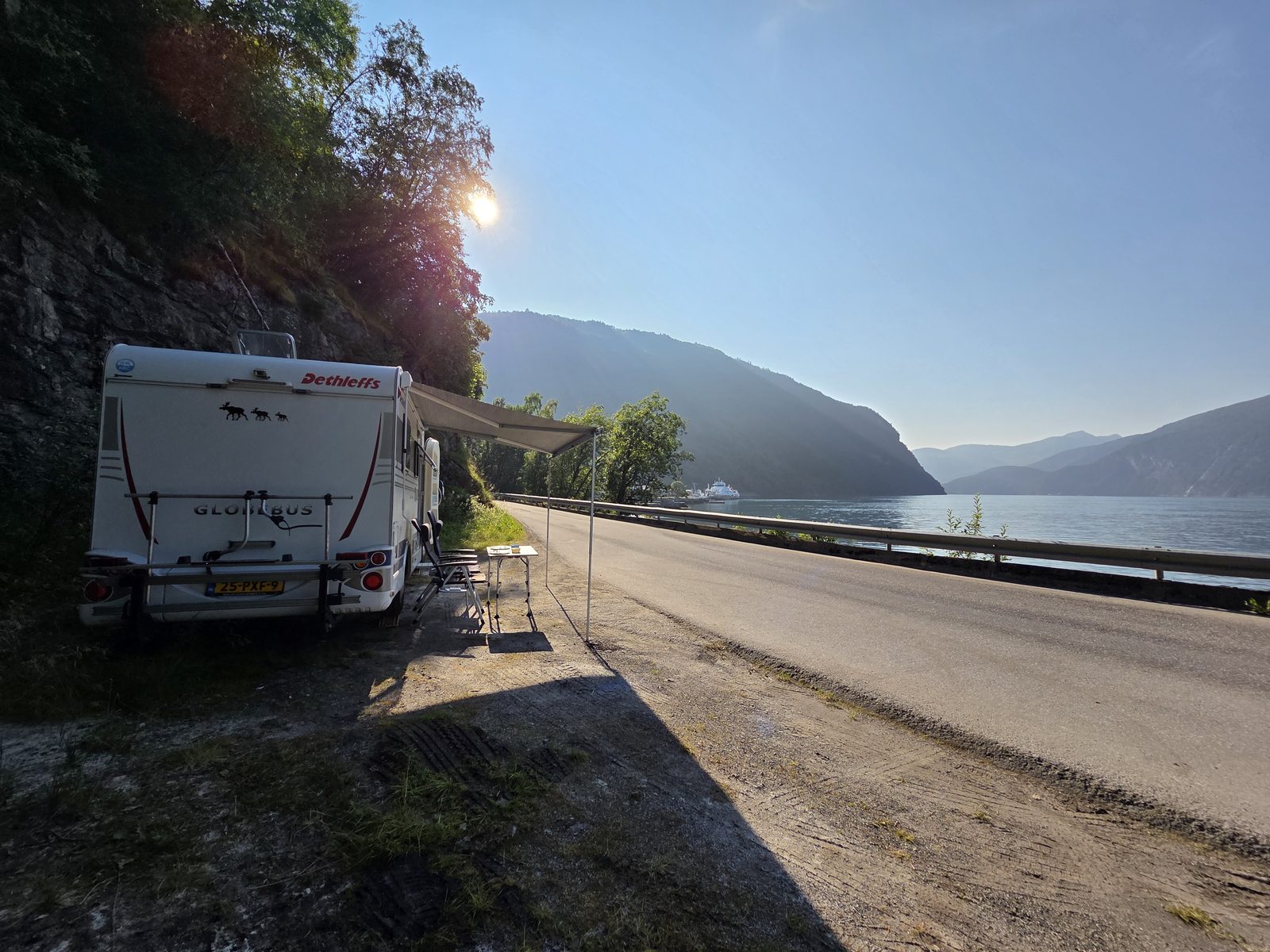 Camper aan het water tijdens onze Noorwegenreis