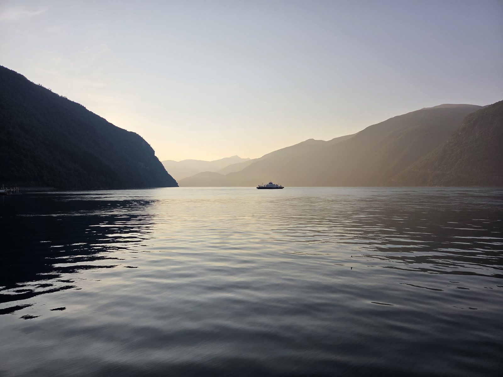 Rustig fjordlandschap in Noorwegen