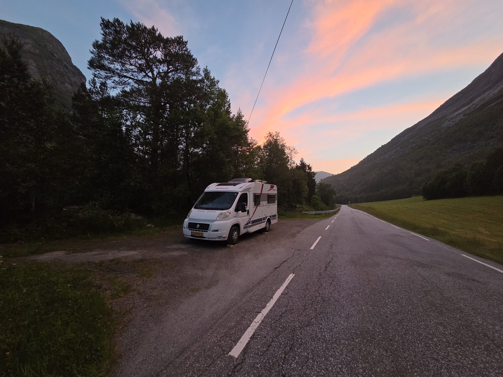 Camper op een bergweg in Noorwegen