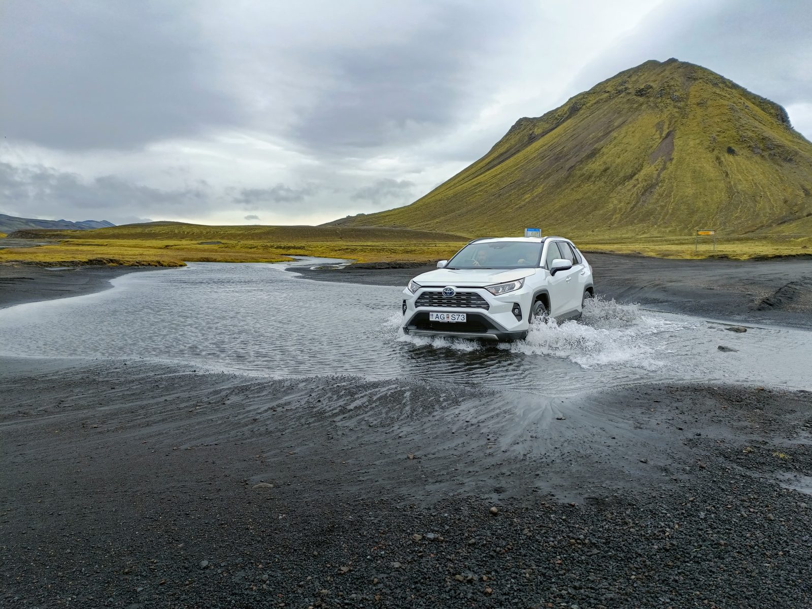 Onze Toyota RAV4 tijdens een rivierdoorsteek