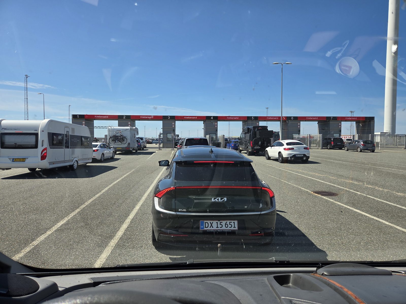 Camper in de wachtrij bij de ferryterminal in Hirtshals
