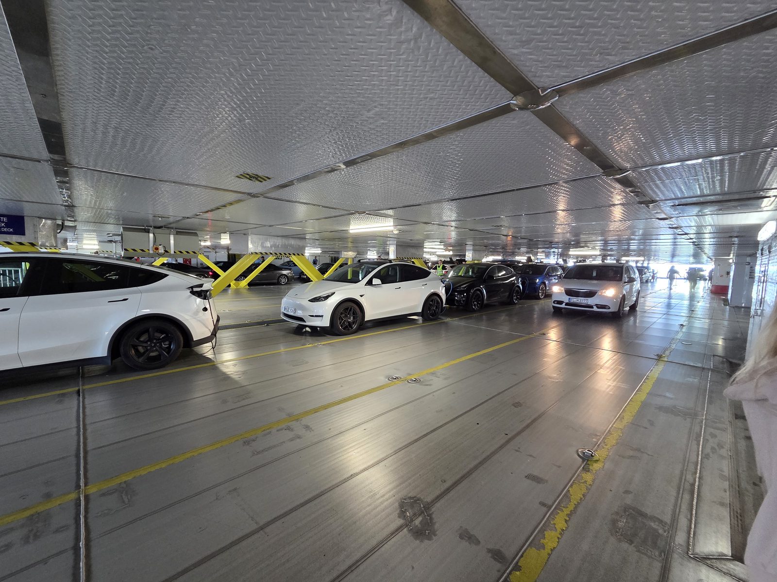 Voertuigen op het autodek van de Fjord FSTR